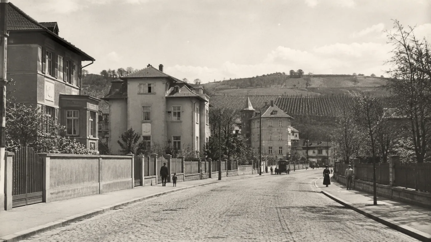 Dobový pohled do ulice na pražské Rokosce s vilami a vinicemi ve svahu