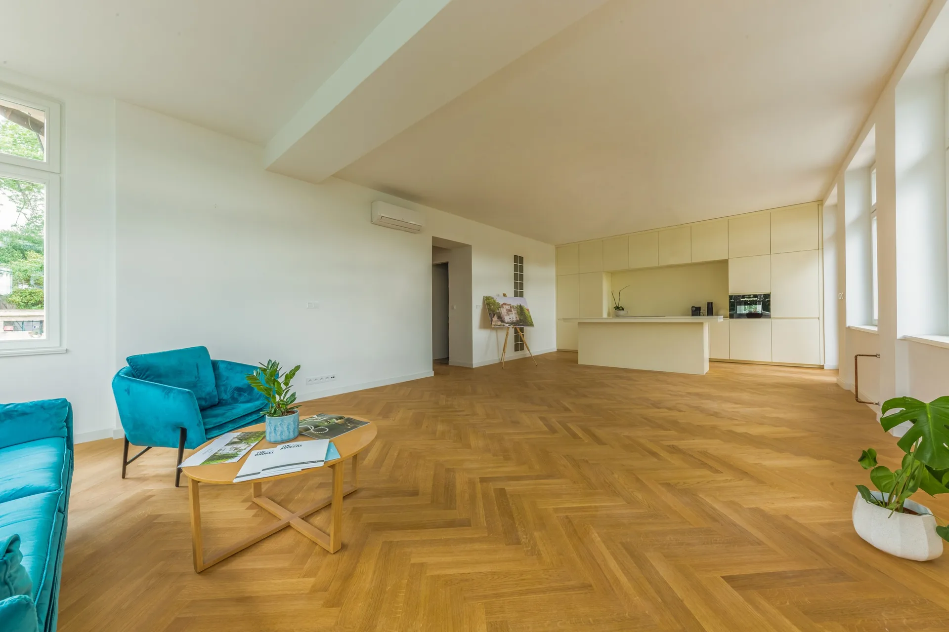 Vila Emily – pohled z obývacího pokoje do kuchyně ukázkového bytu