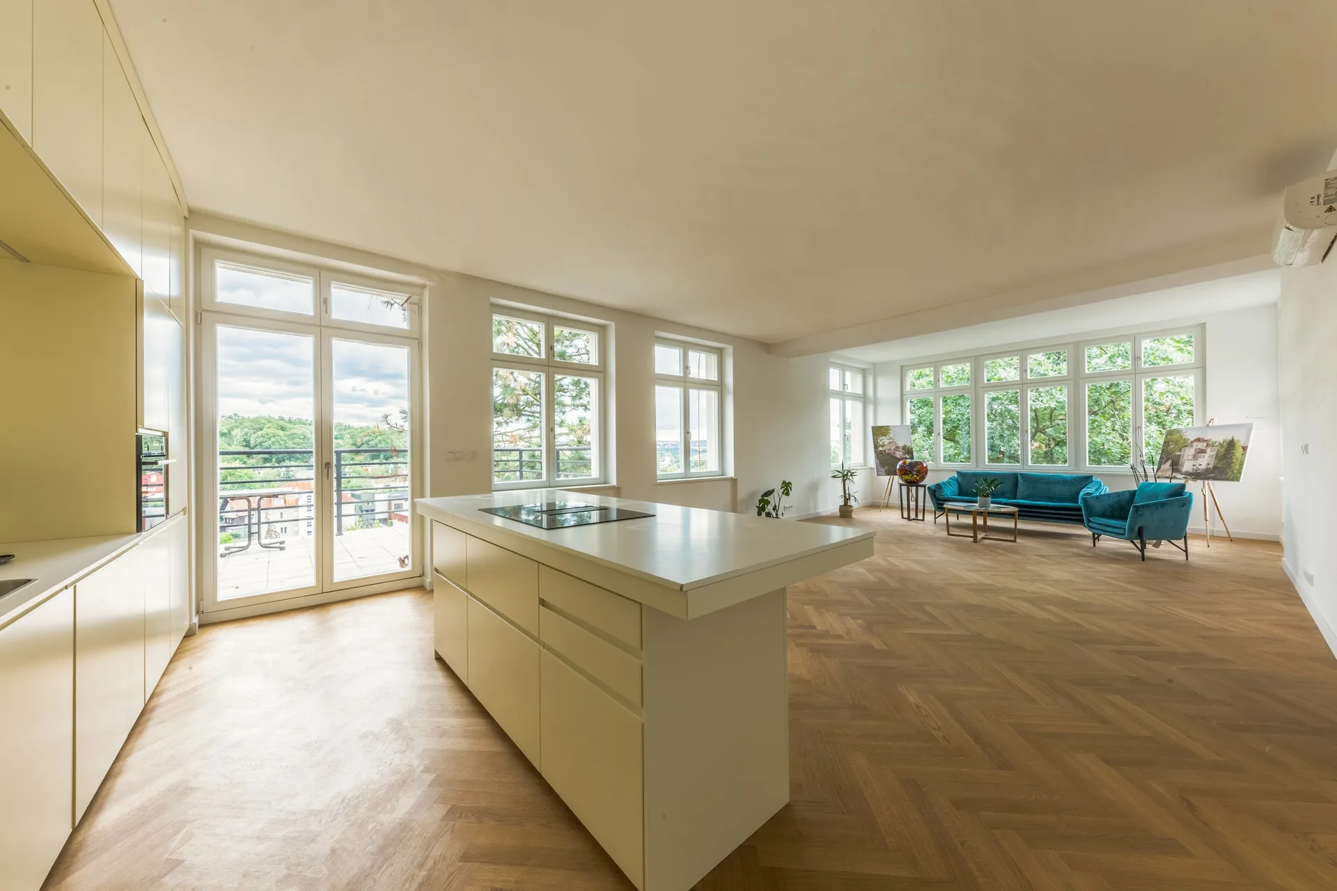 Vila Emily – kuchyň s ostrůvkem a vstup na balkon