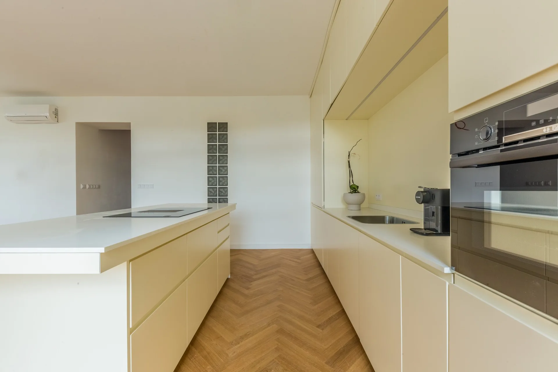 Vila Emily – kuchyňský ostrůvek s vestavěnými spotřebiči